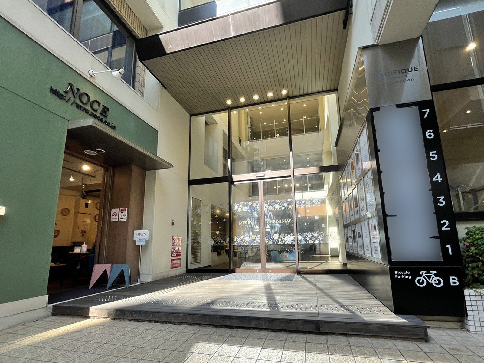 オフィスビル出入口