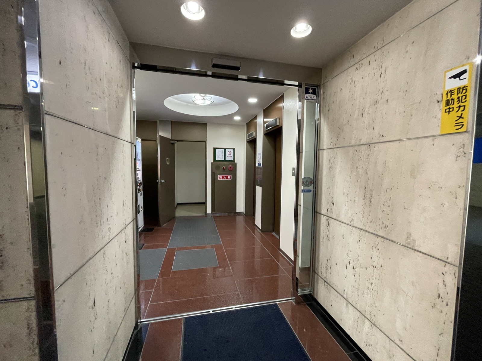 オフィスビル出入口