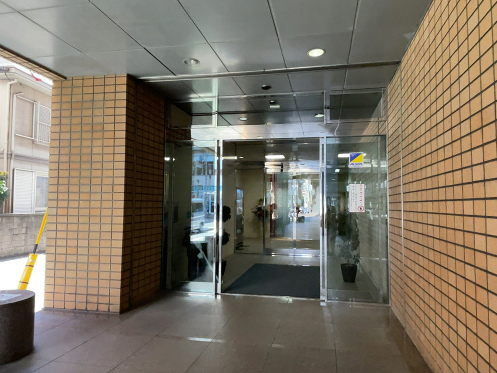 オフィスビル出入口