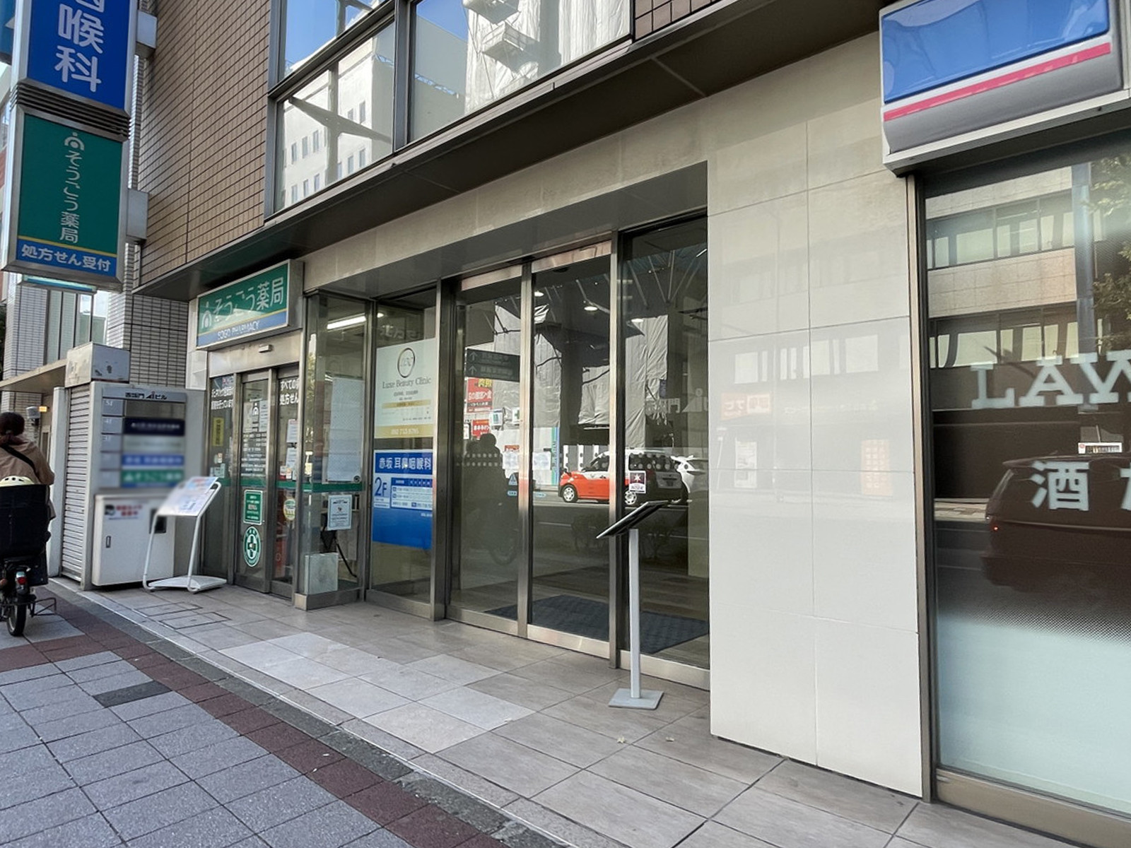 オフィスビル出入口