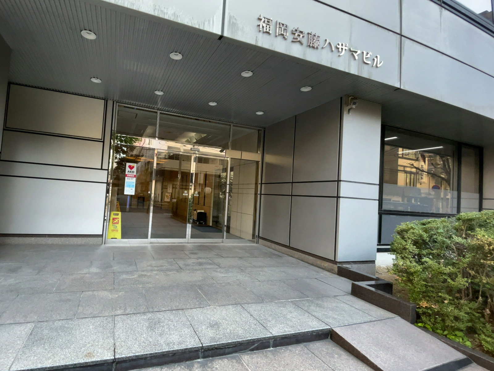 オフィスビル出入口