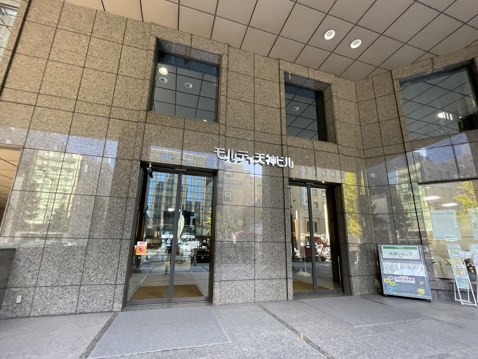 オフィスビル出入口