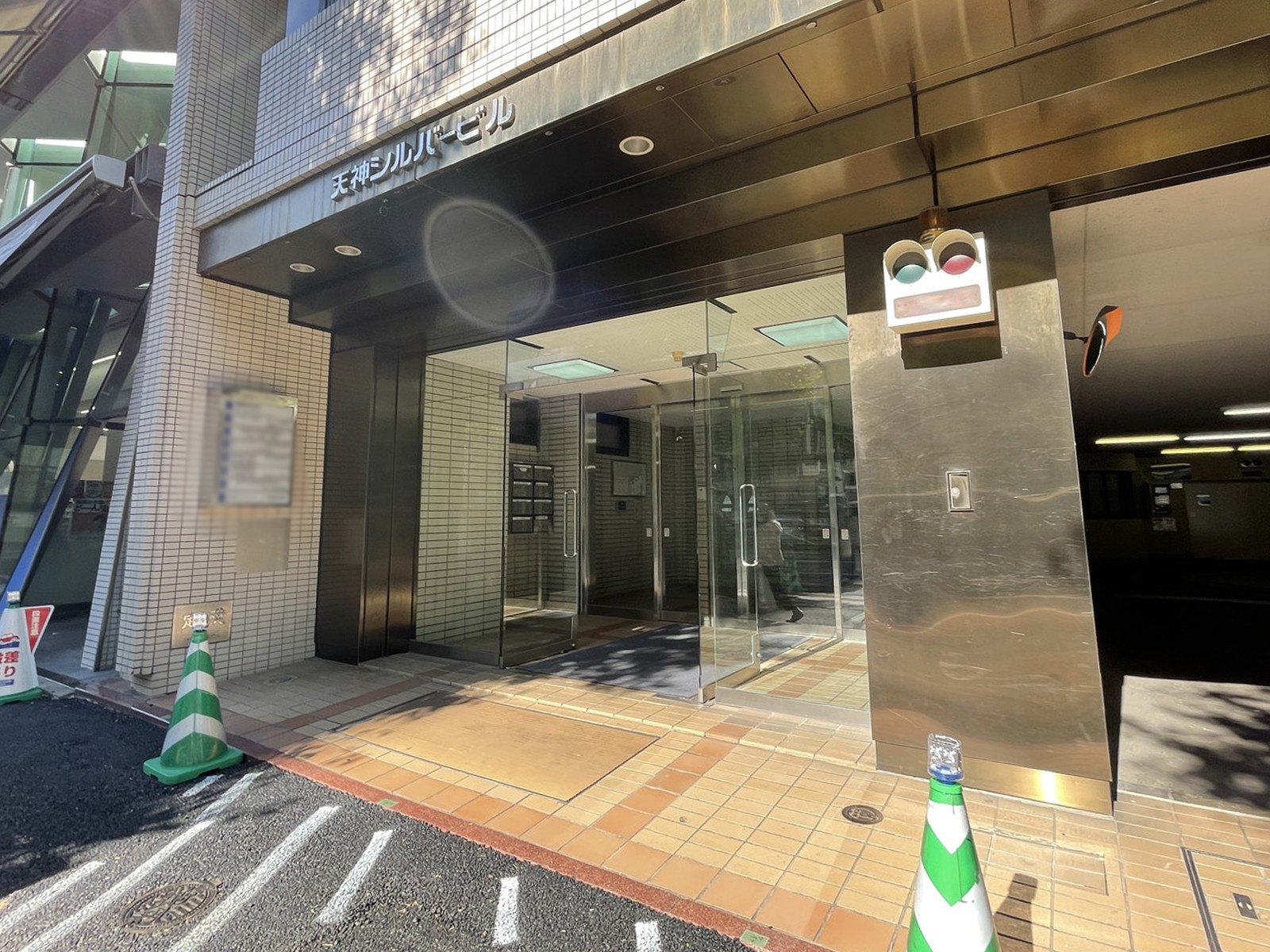 オフィスビル出入口