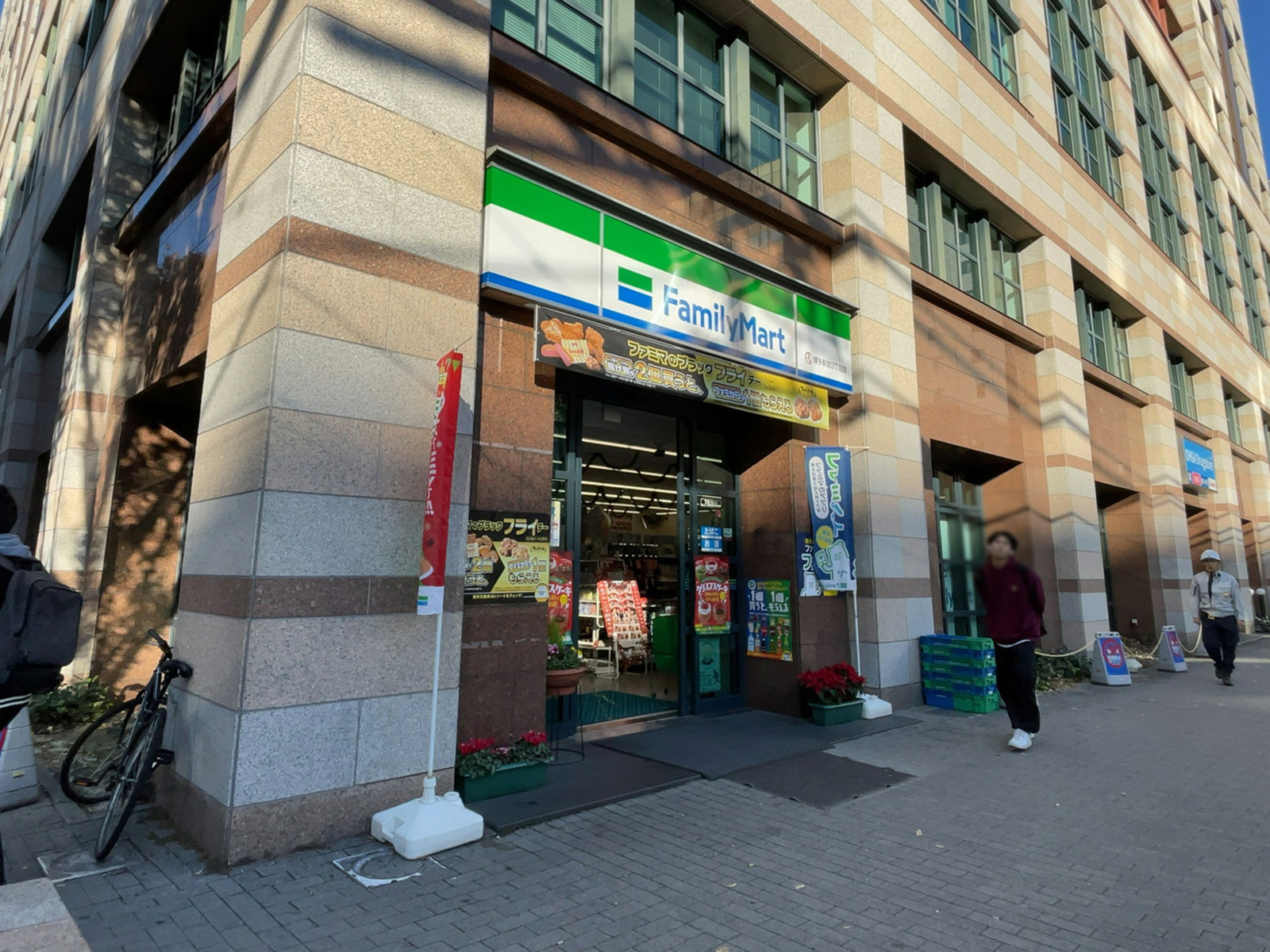 1階のファミリーマート 博多駅前3丁目店