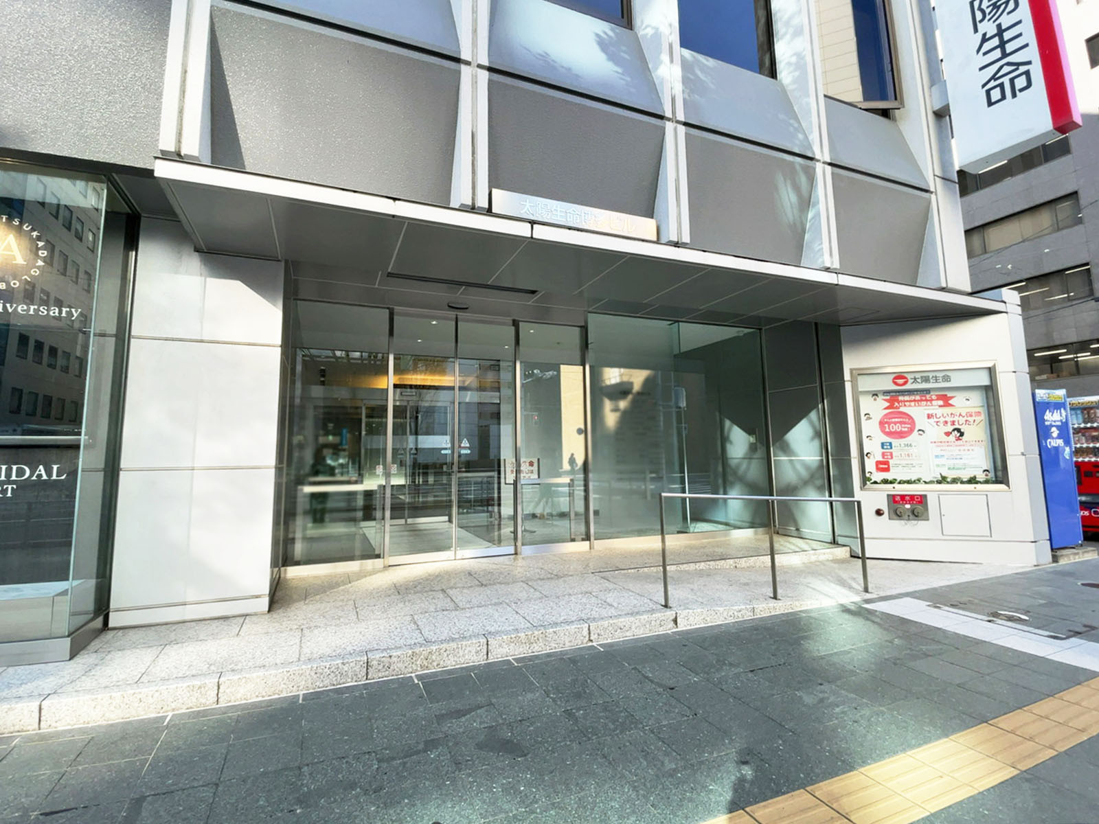 オフィスビル出入口