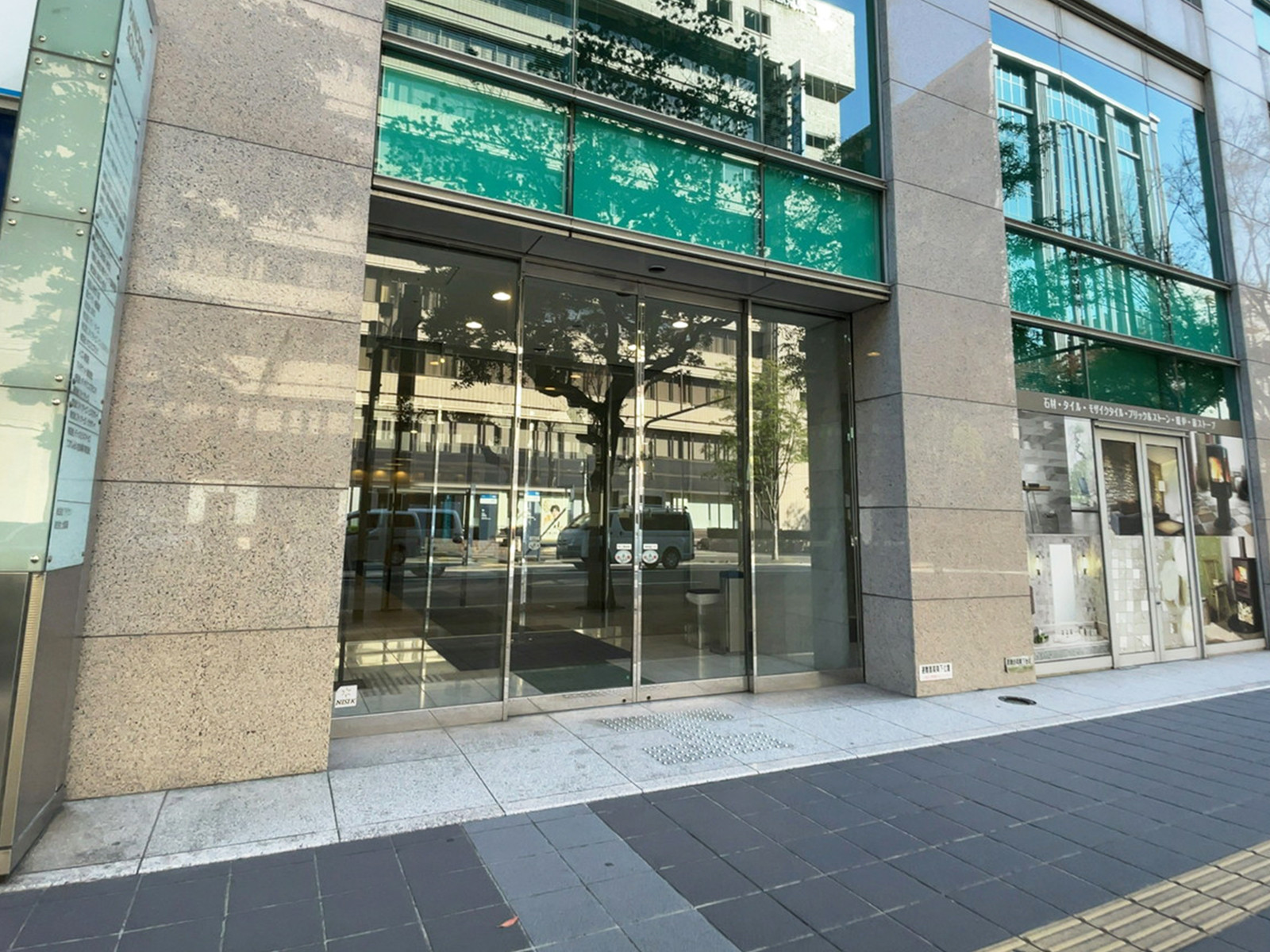 オフィスビル出入口