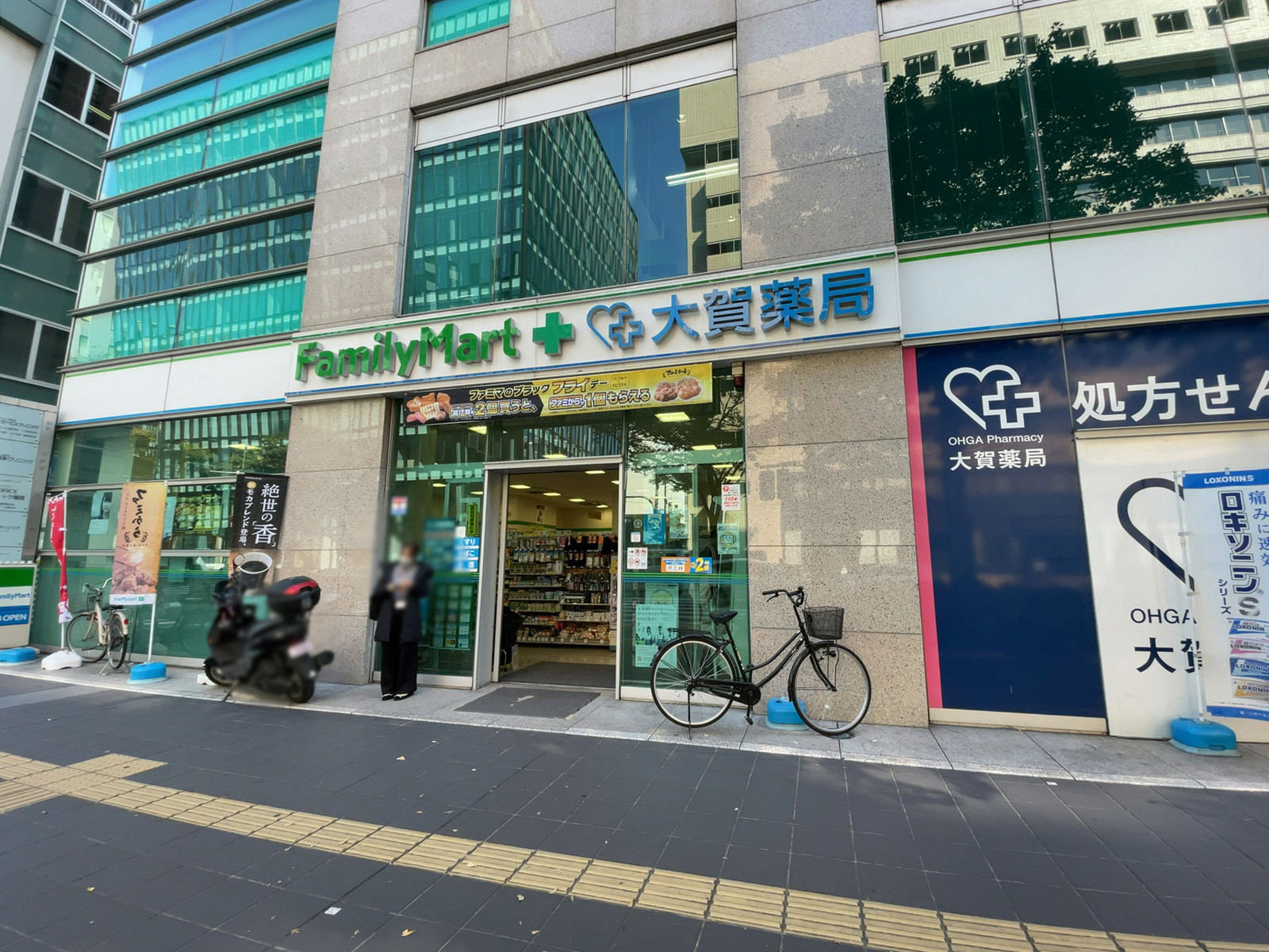 1階のファミリーマート 大賀薬局店屋町店