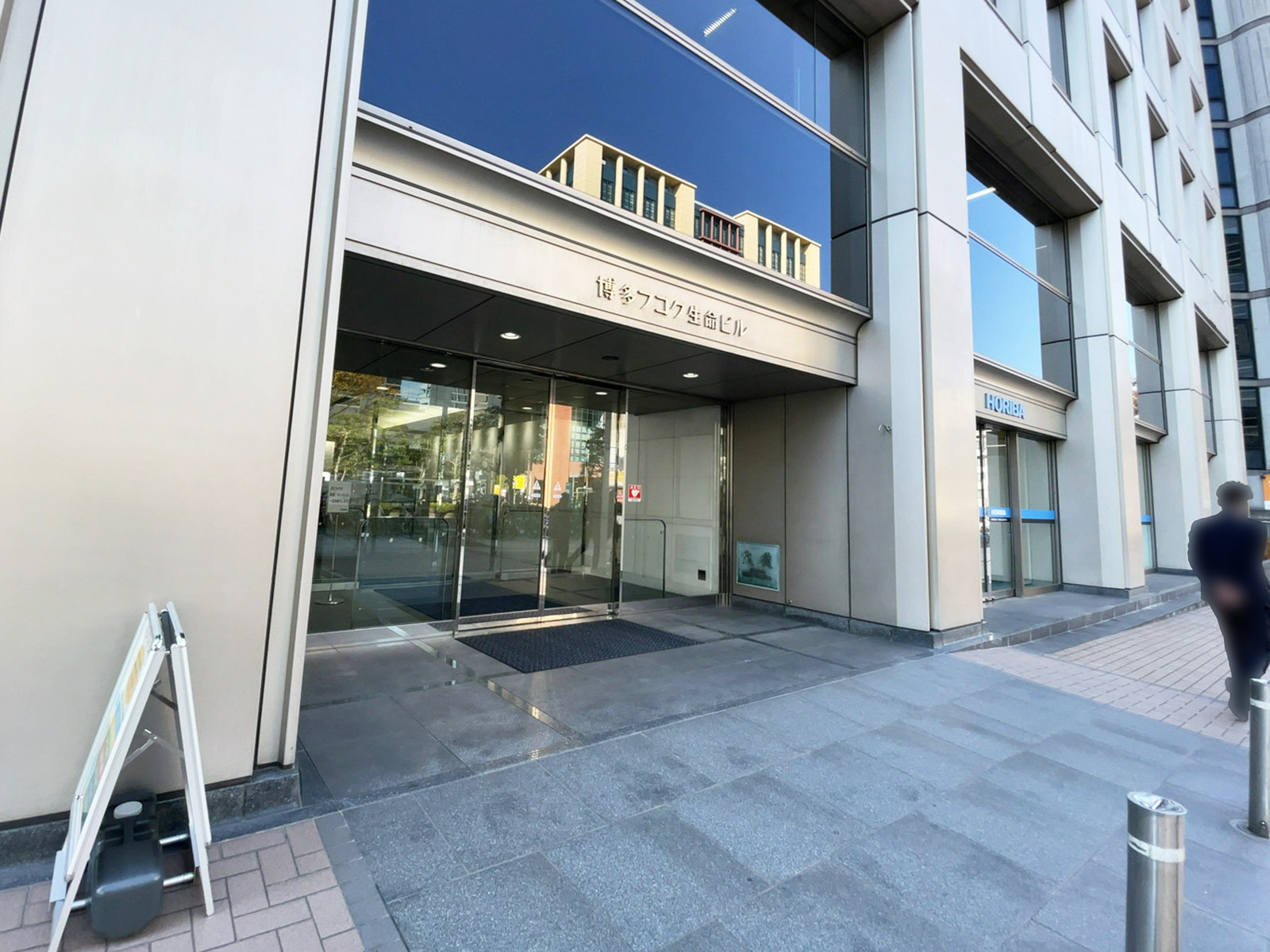 オフィスビル出入口