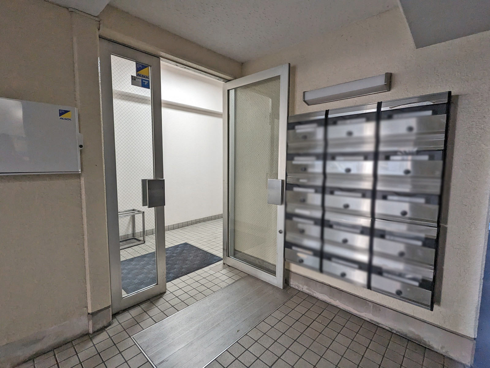 オフィスビル出入口