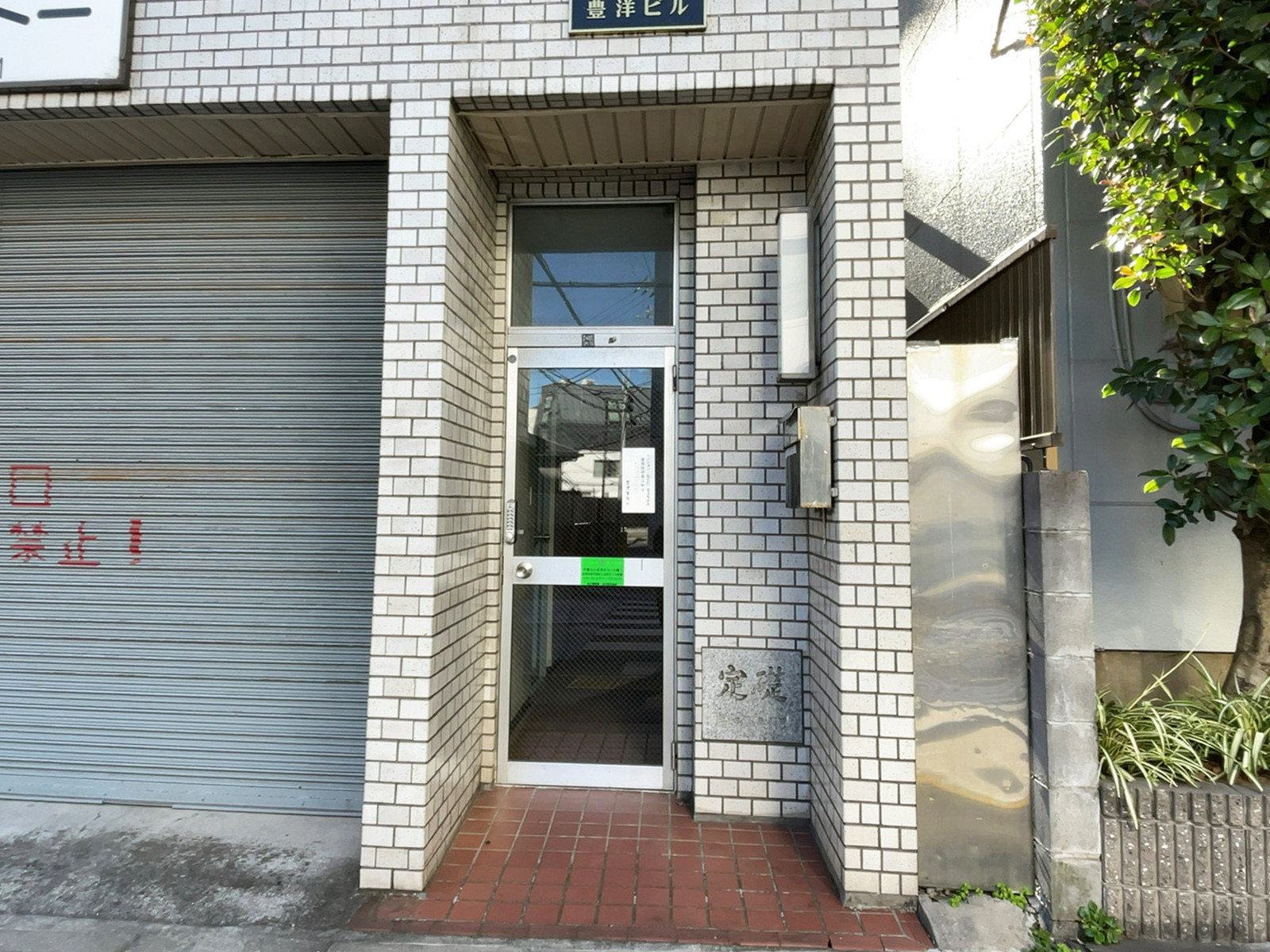 オフィスビル出入口