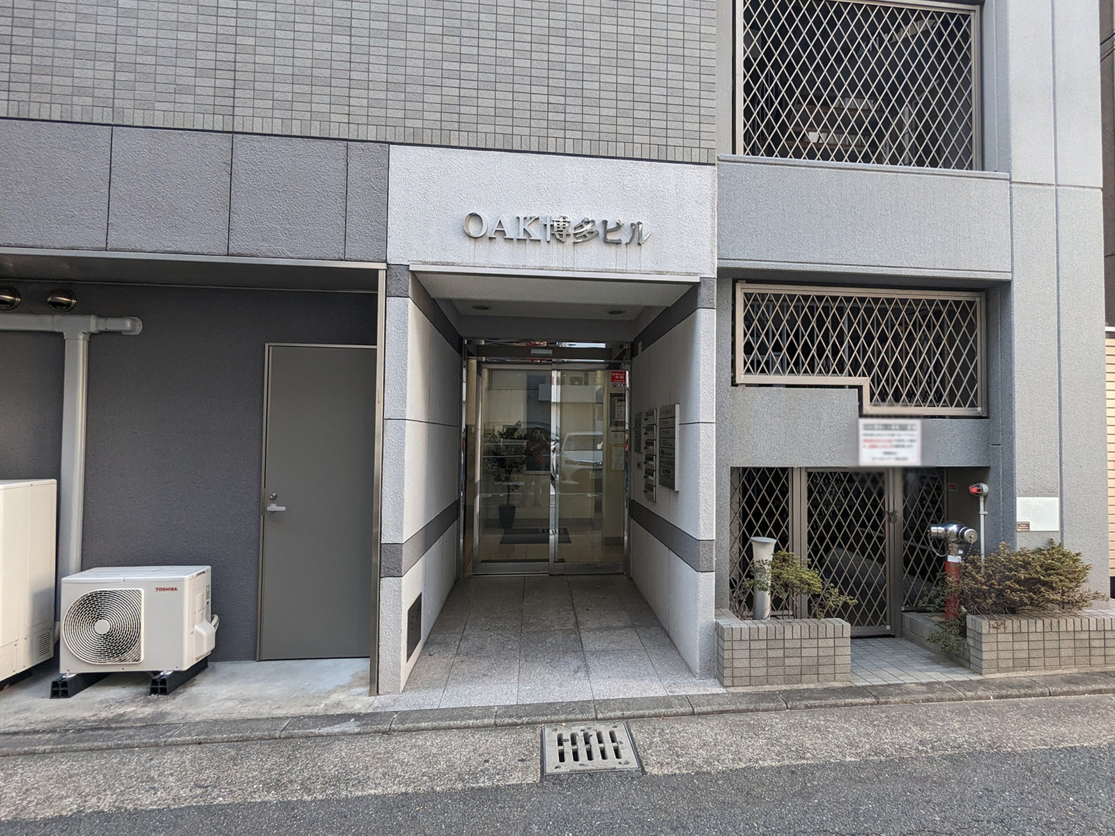 オフィスビル出入口