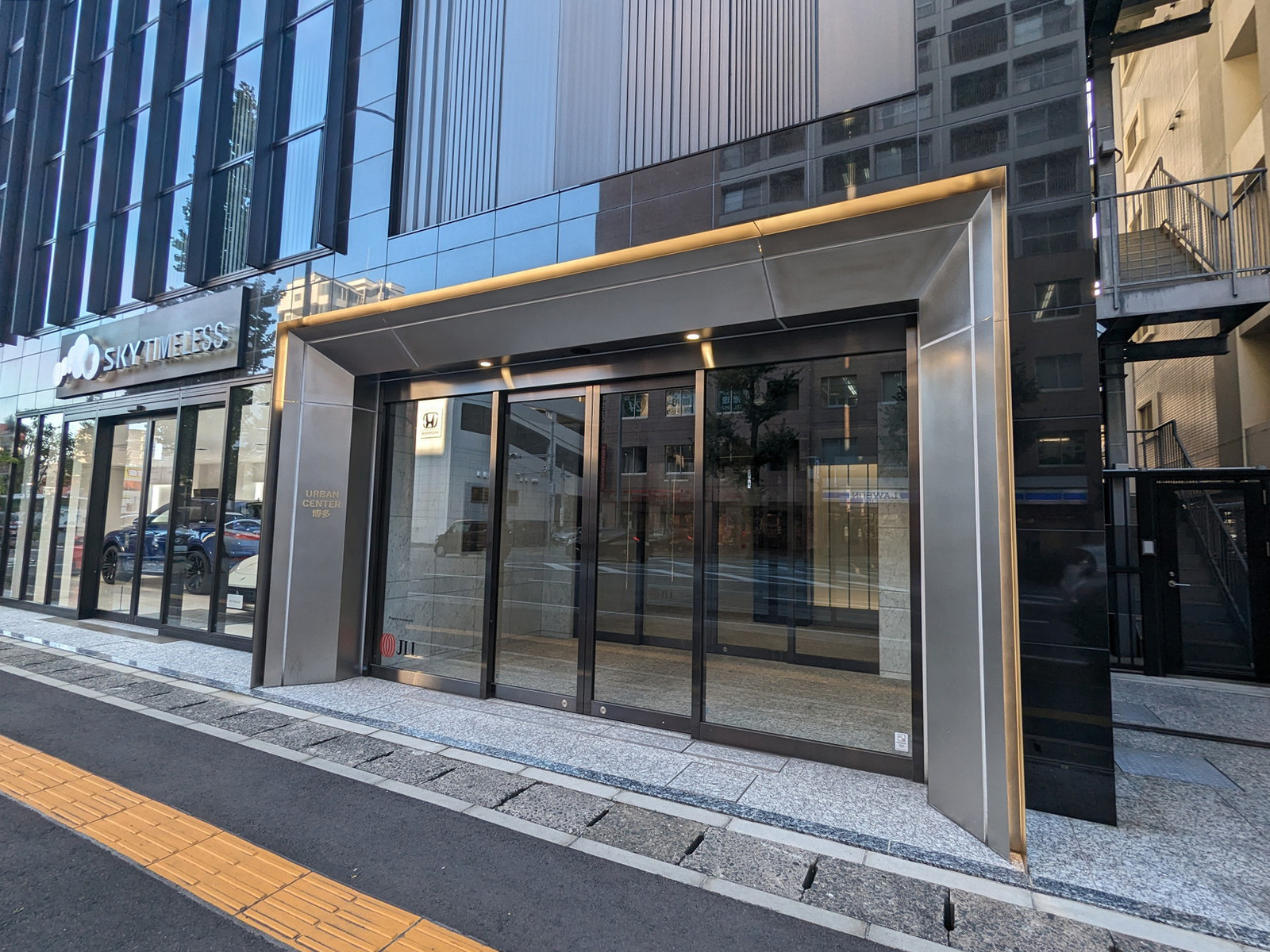 オフィスビル出入口