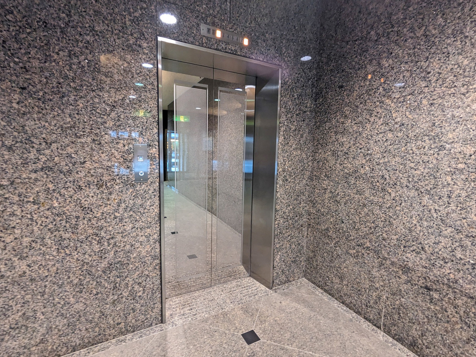 エレベーター（1基）
