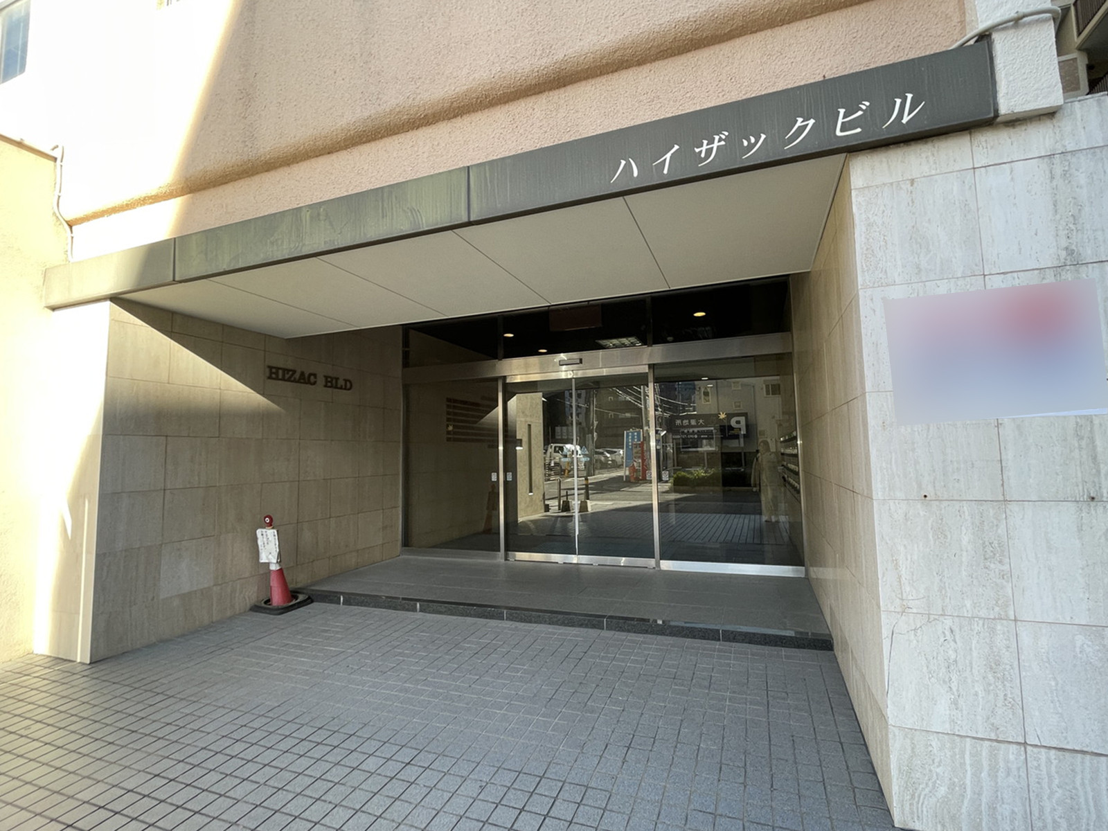 オフィスビル出入口