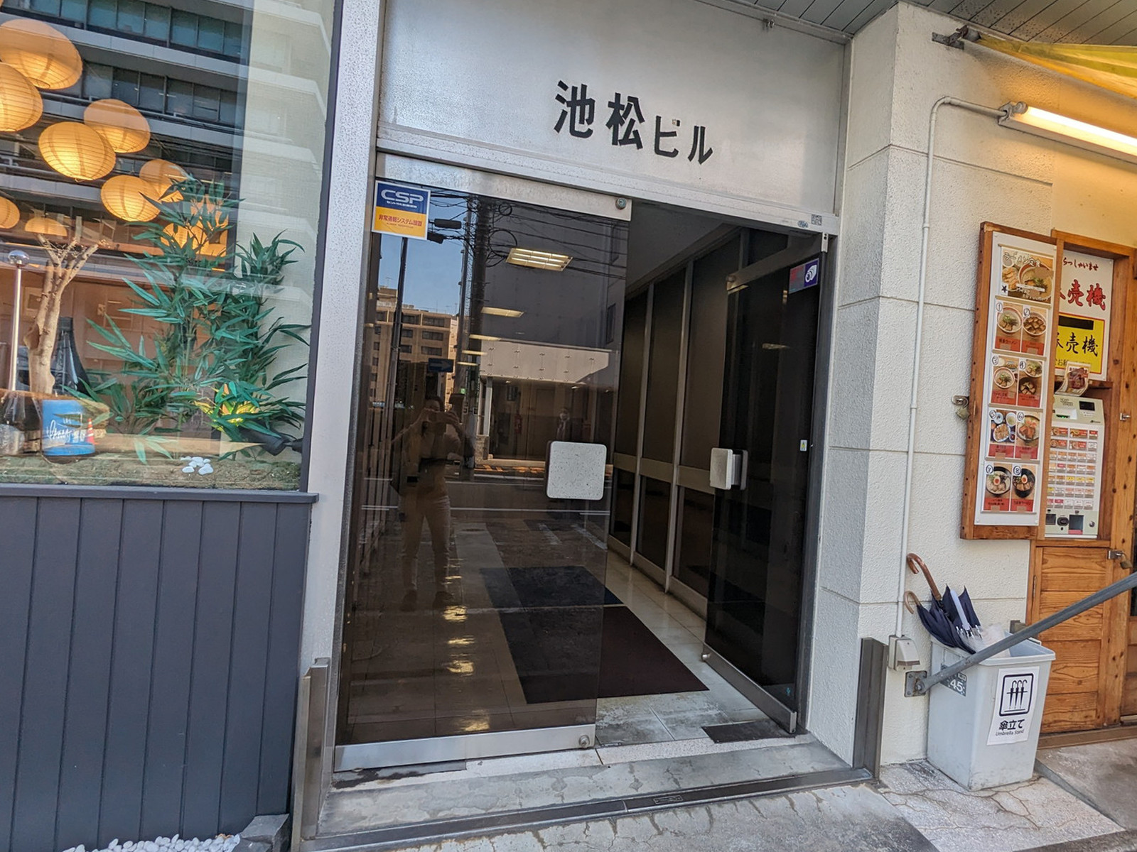 オフィスビル出入口