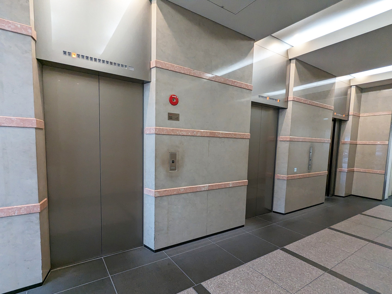 エレベーター(3基)