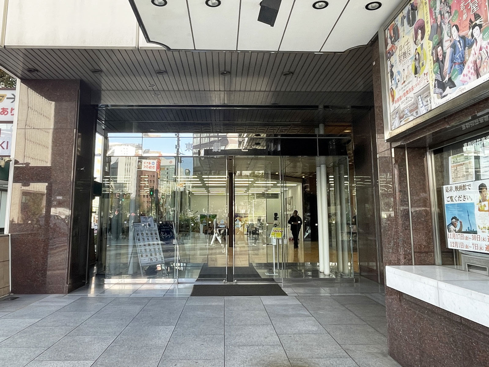 オフィスビル出入口