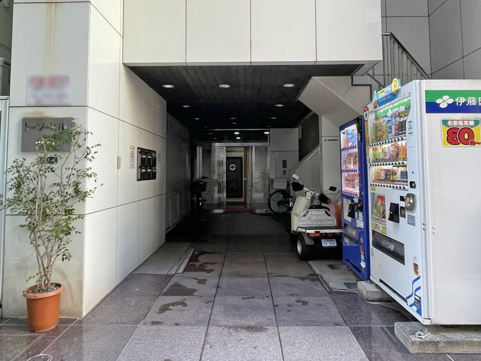 オフィスビル出入口
