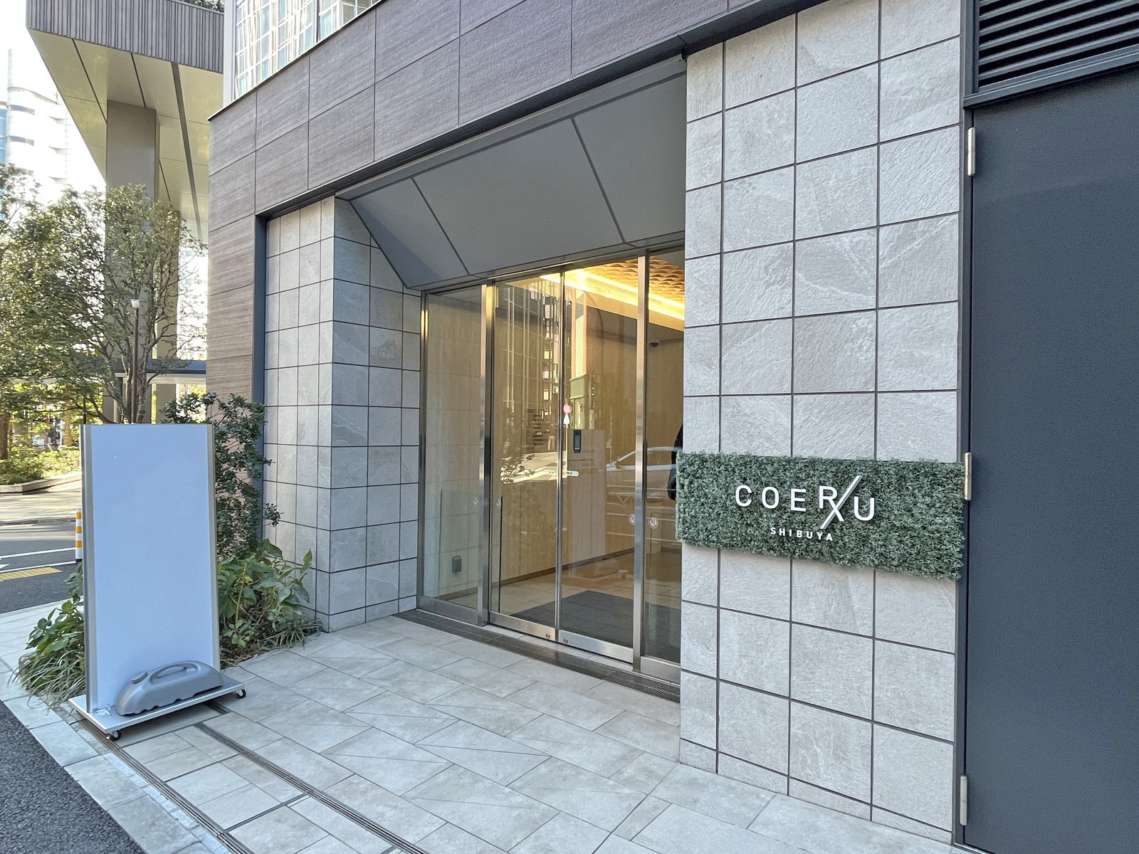 オフィスビル出入口