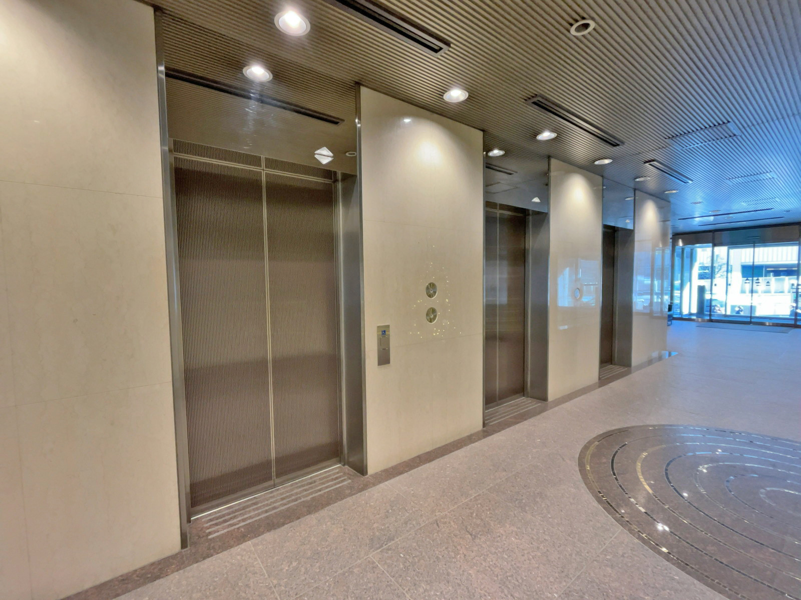 エレベーター(3基)