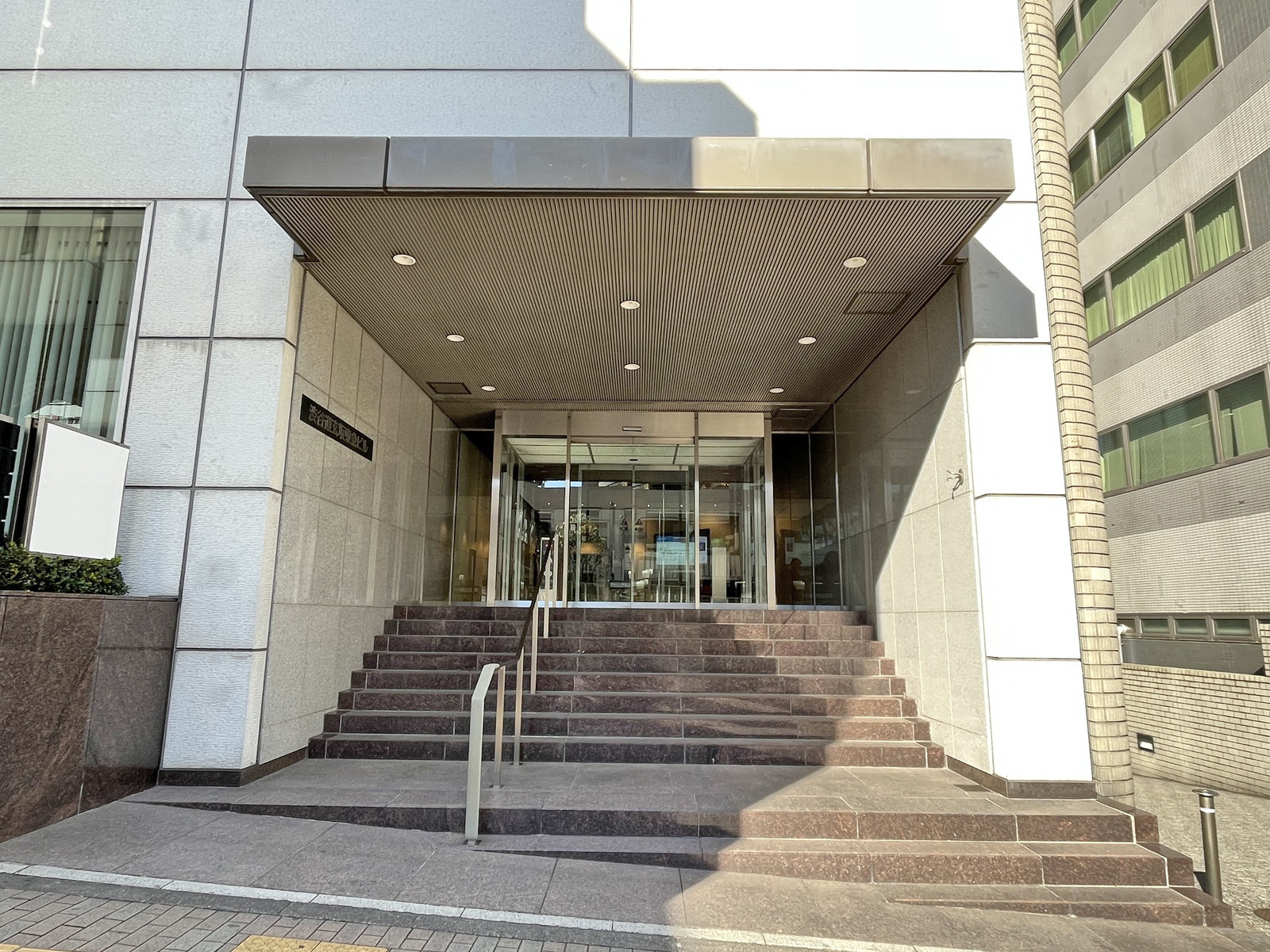 オフィスビル出入口