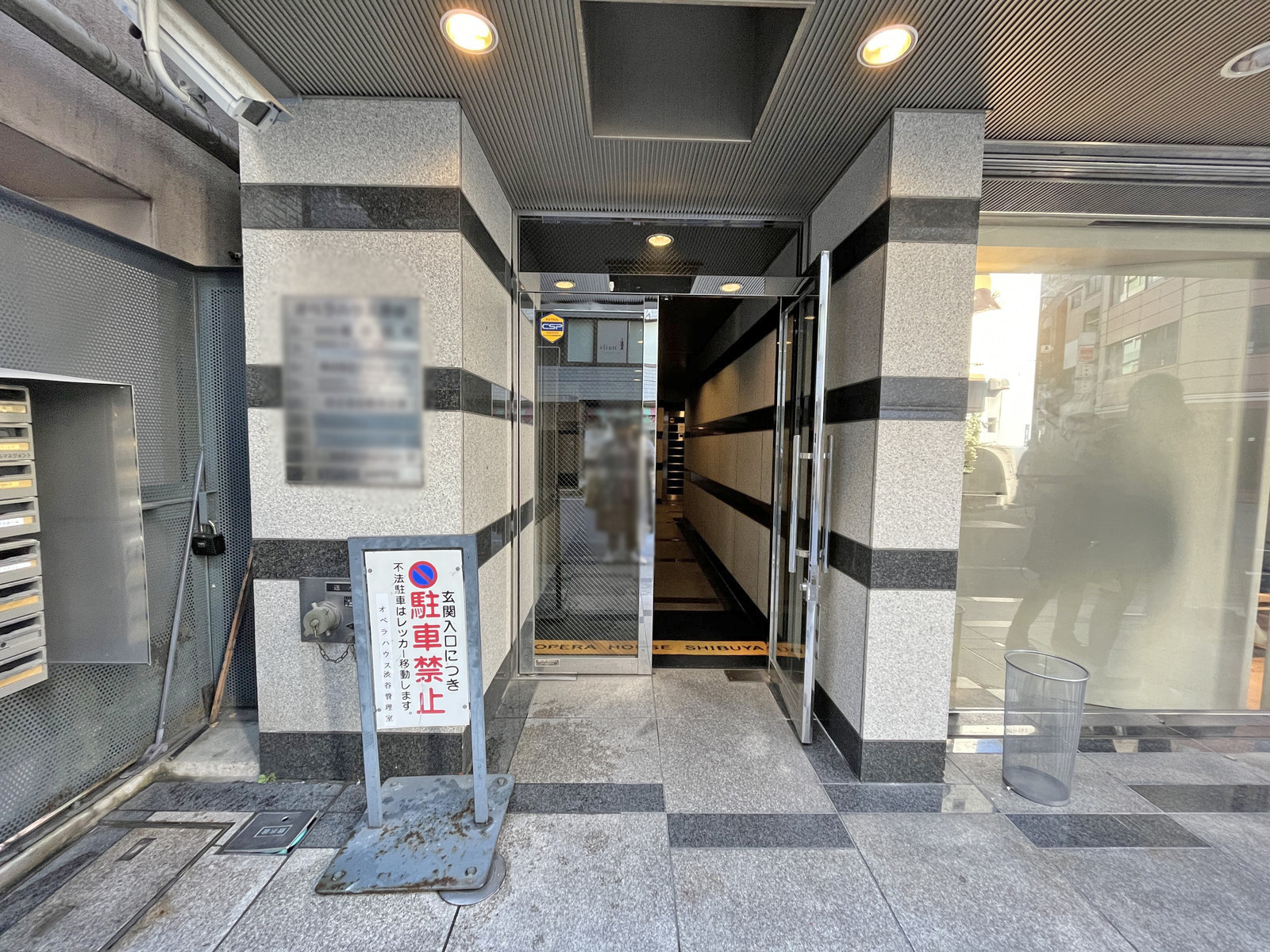 オフィスビル出入り口