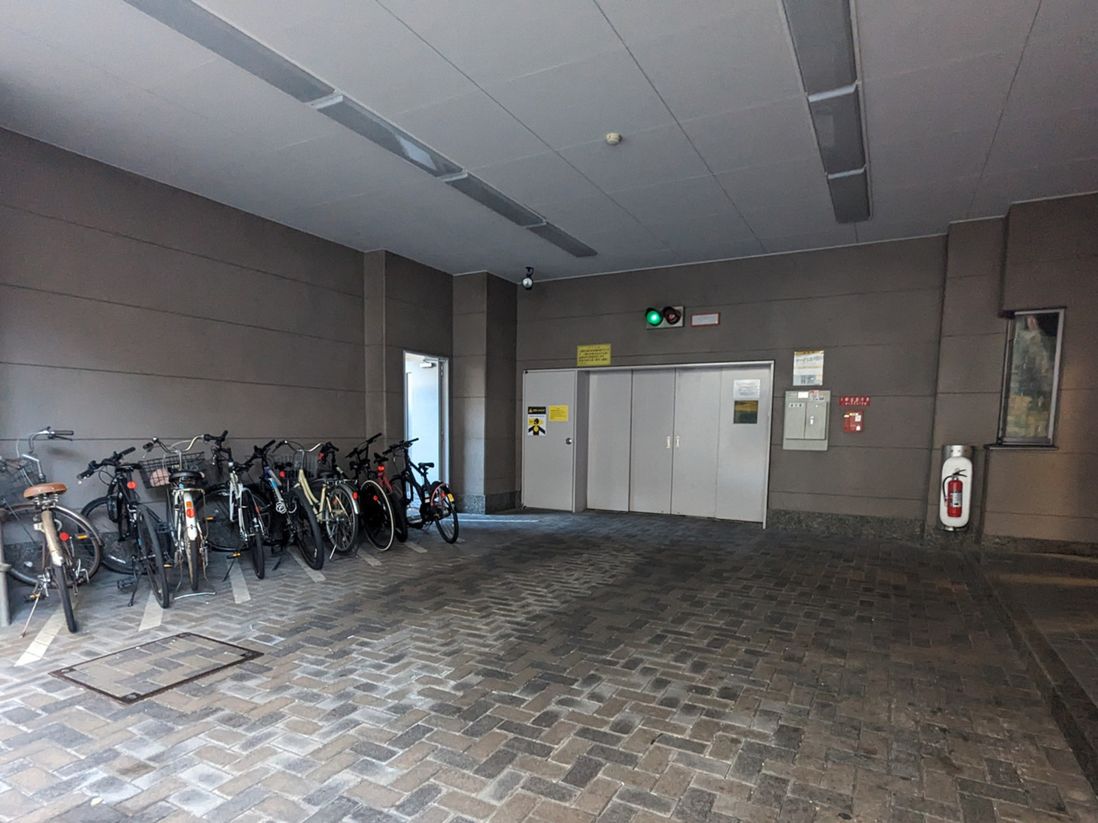 駐輪場と駐車場