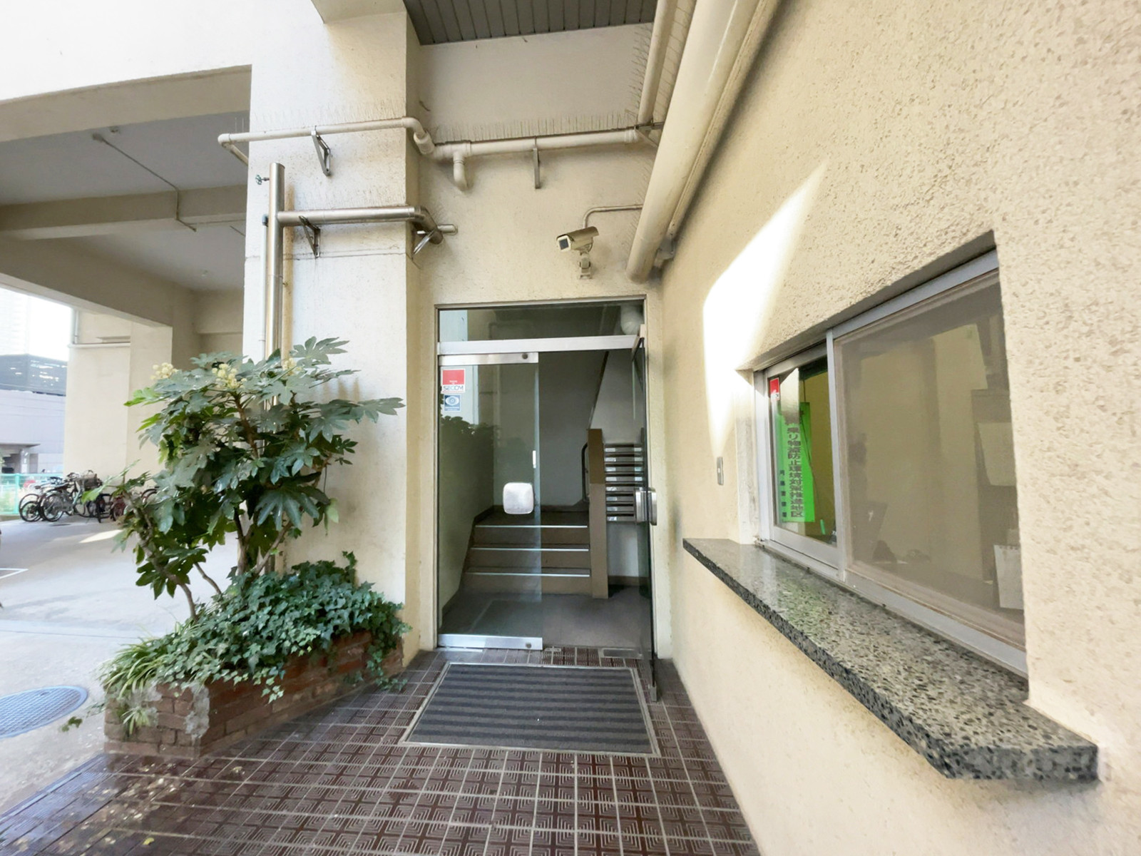 オフィスビル出入口