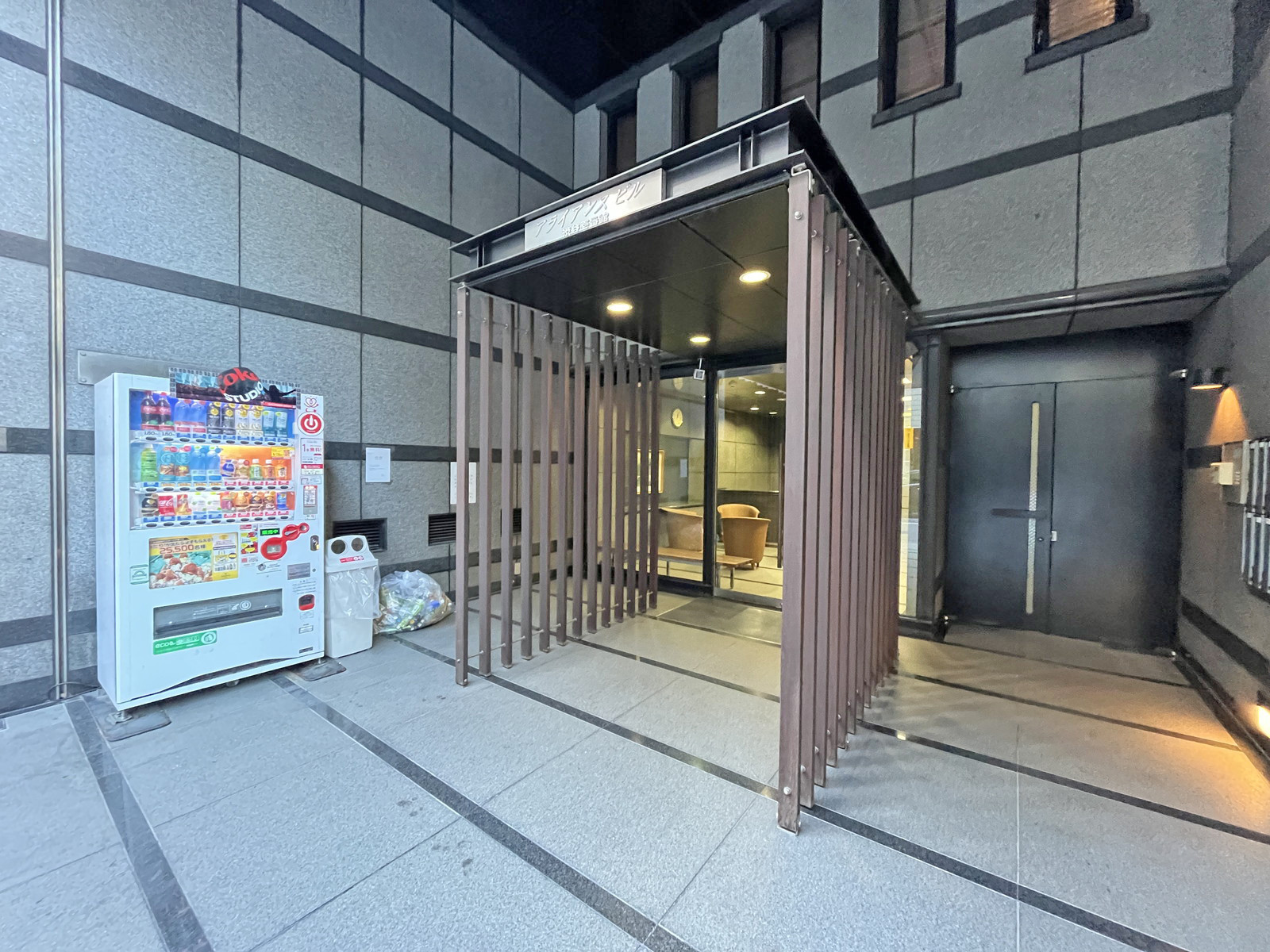 オフィスビル出入り口