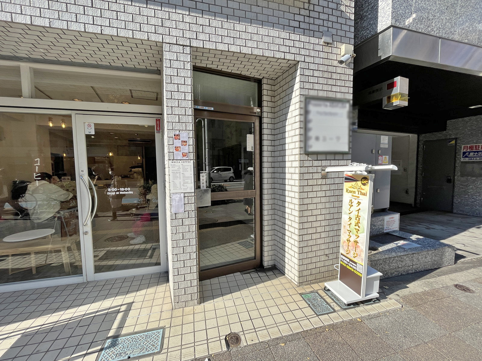オフィスビル出入り口