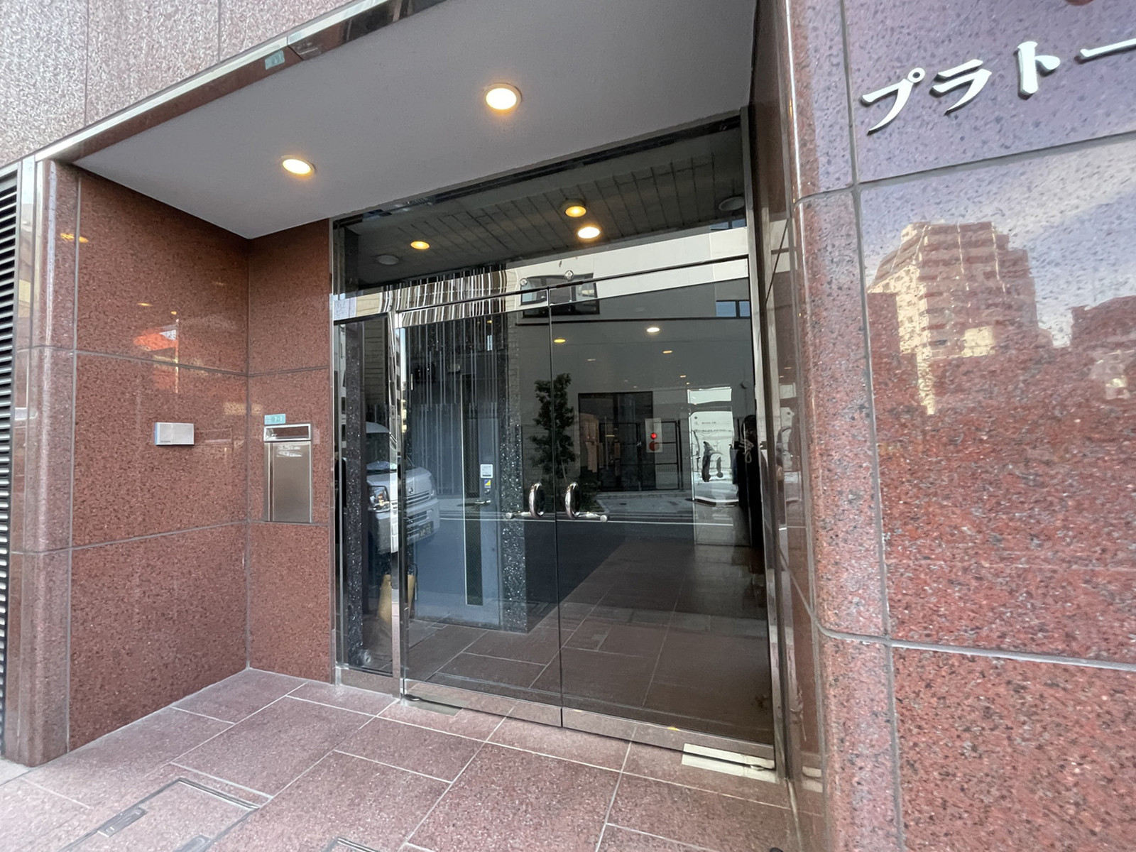 オフィスビル出入口