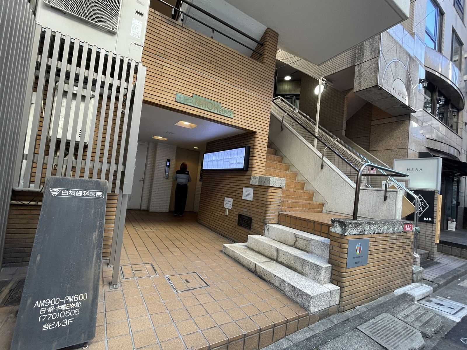 オフィスビル出入口