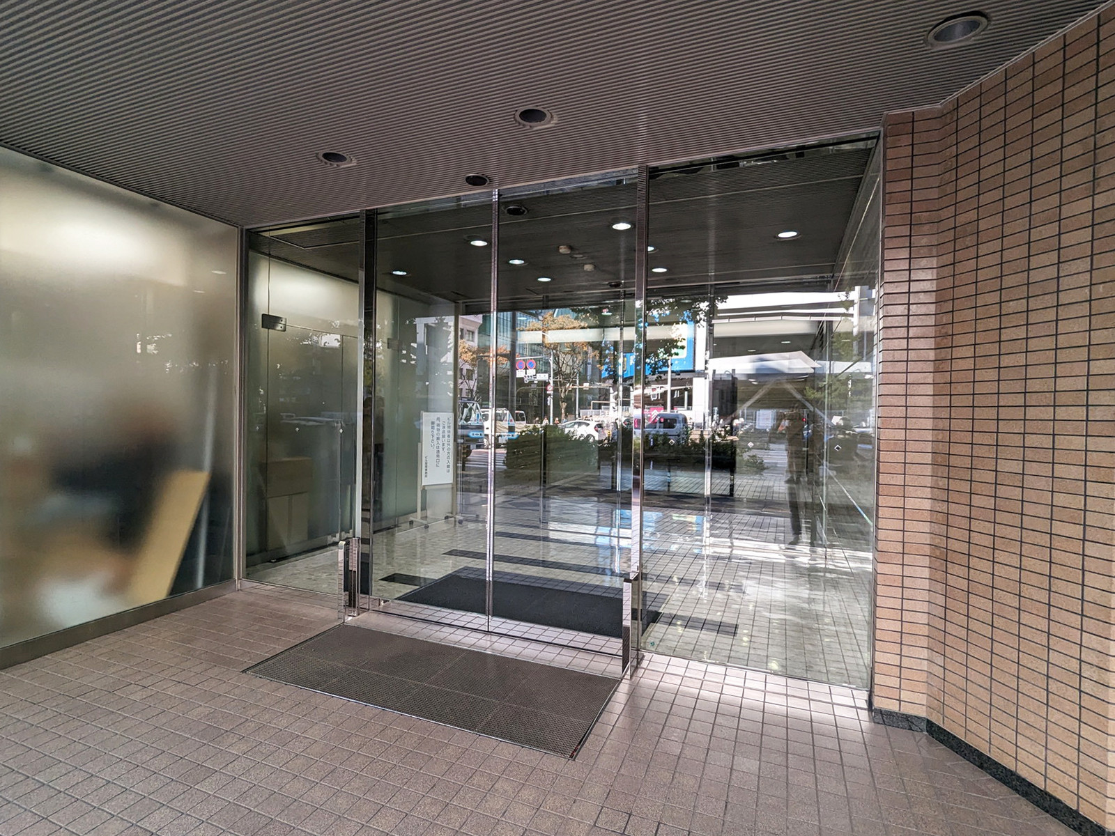 オフィスビル出入口