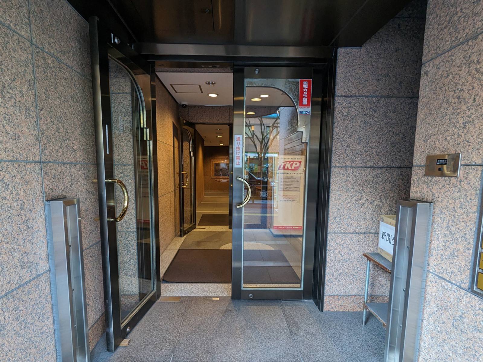 オフィスビル出入口