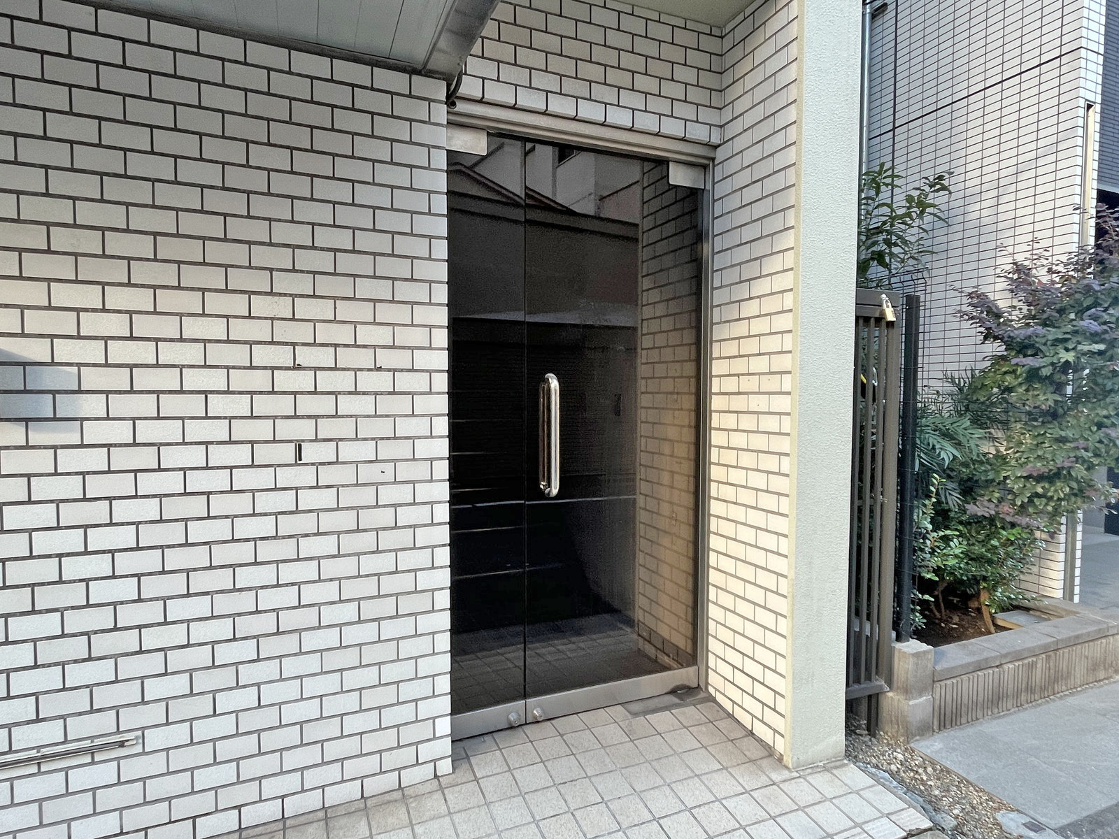 オフィスビル出入り口