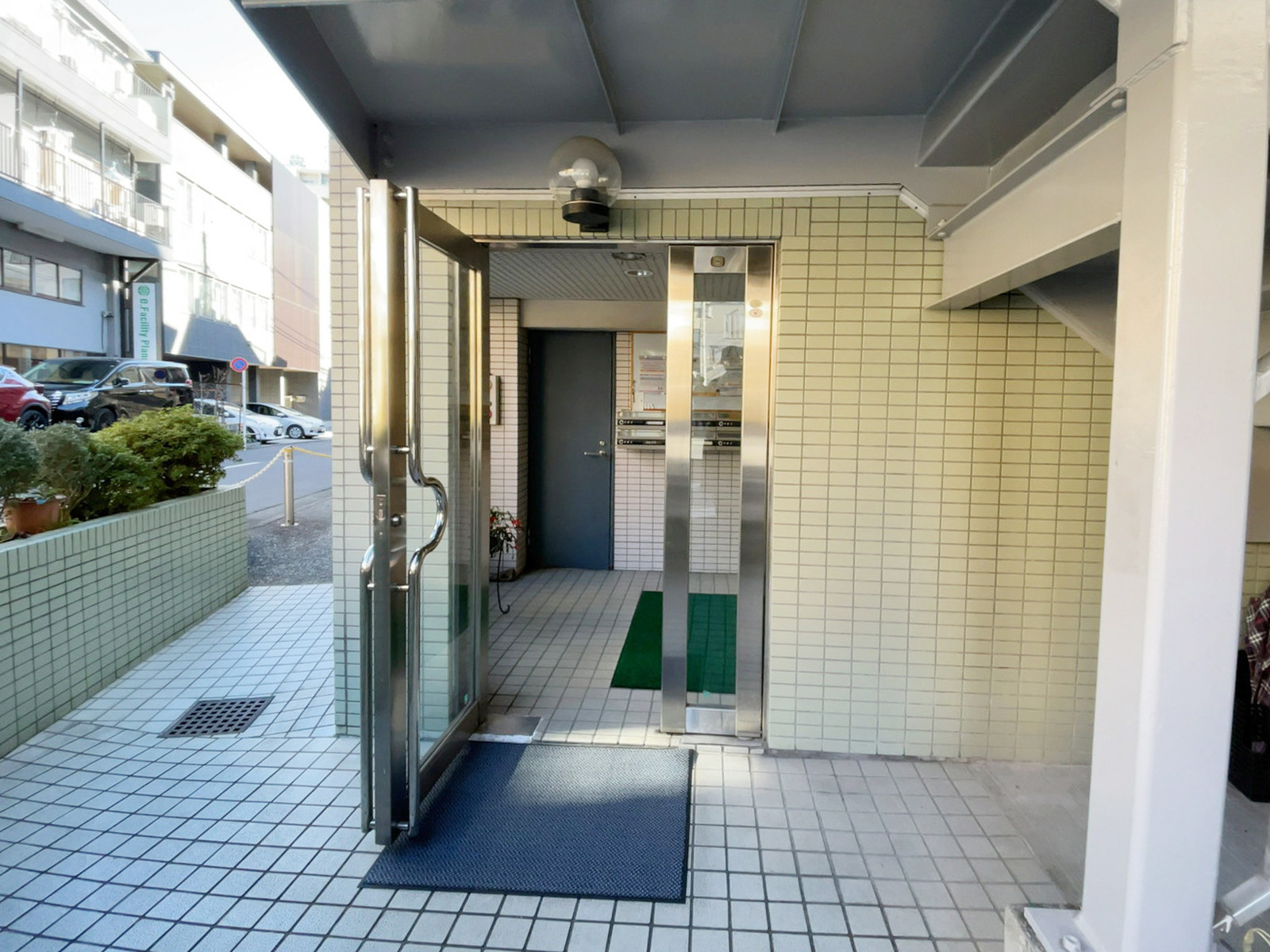 オフィスビル出入口