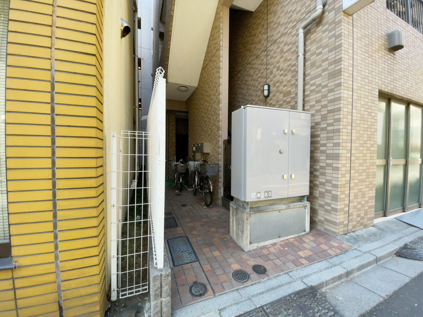 オフィスビル出入口