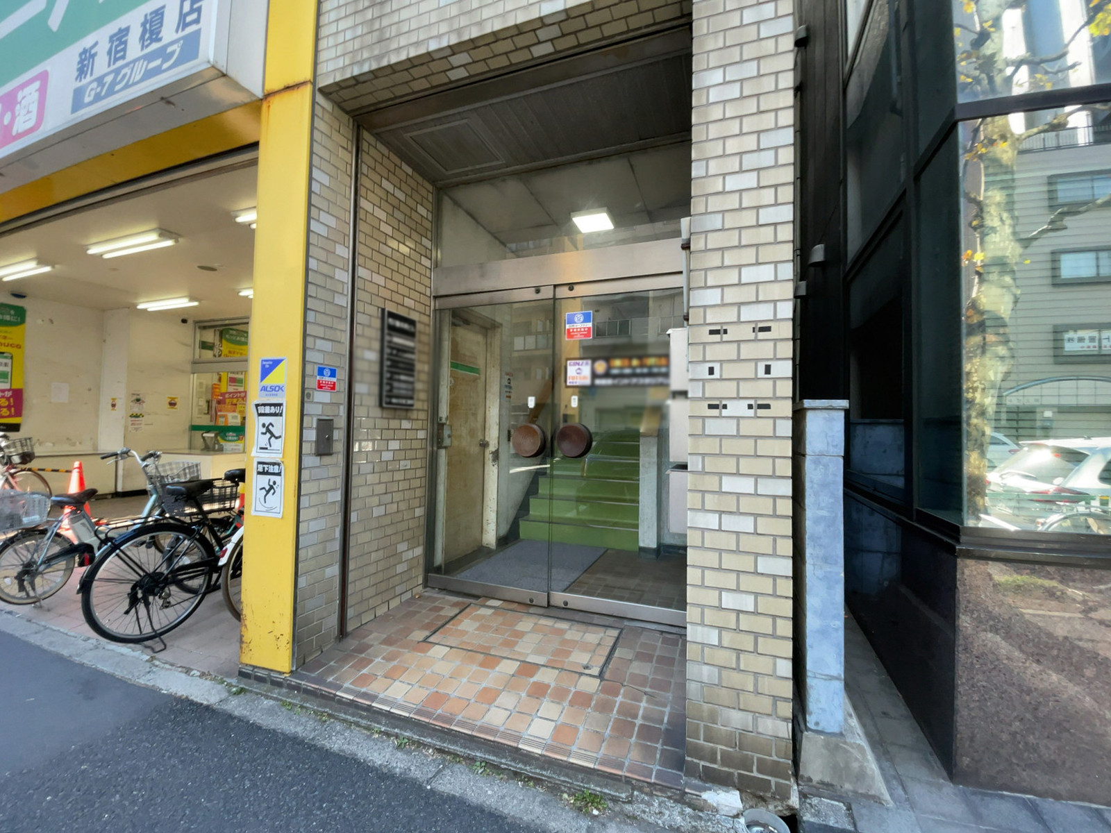 オフィスビル出入口