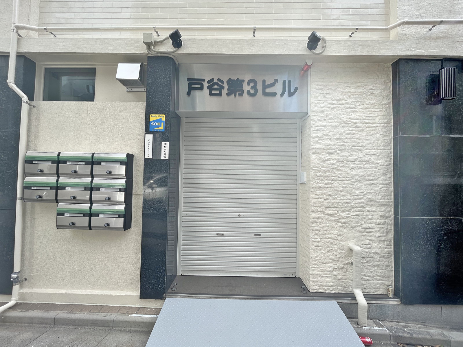 オフィスビル出入り口