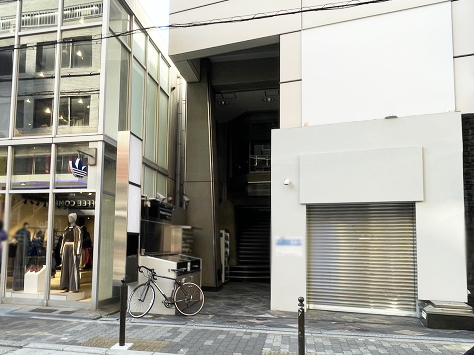 オフィスビル出入口
