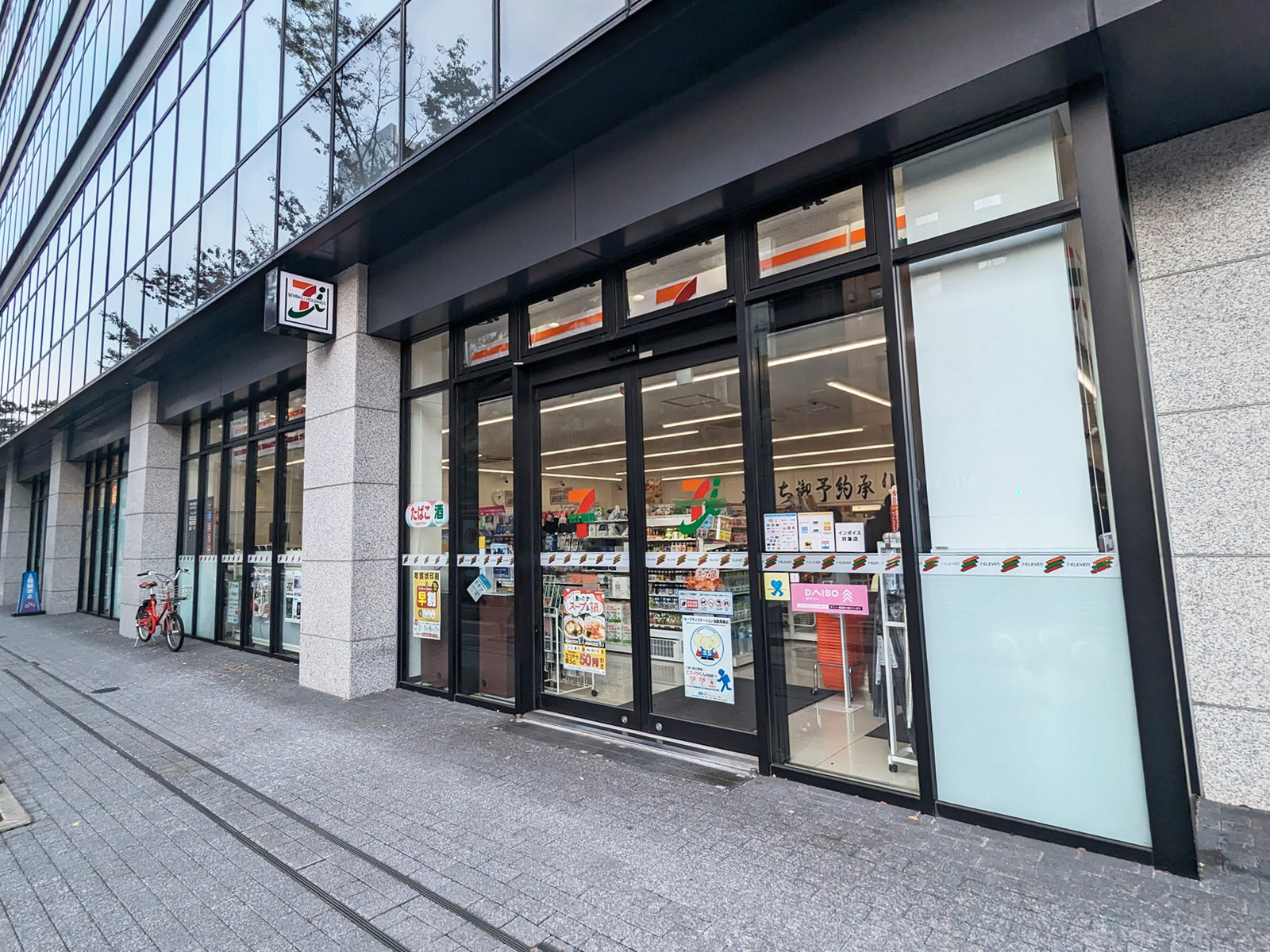 1階のセブン-イレブン 博多綱場町店