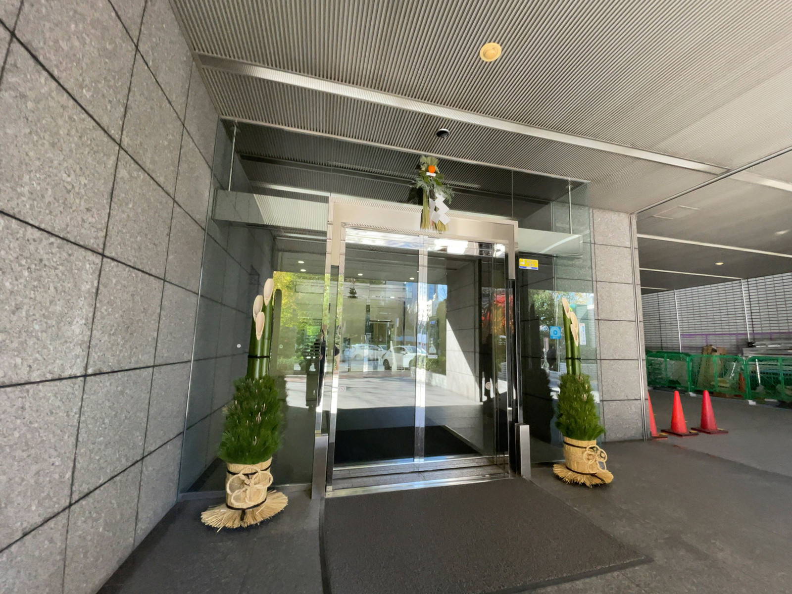 オフィスビル出入口