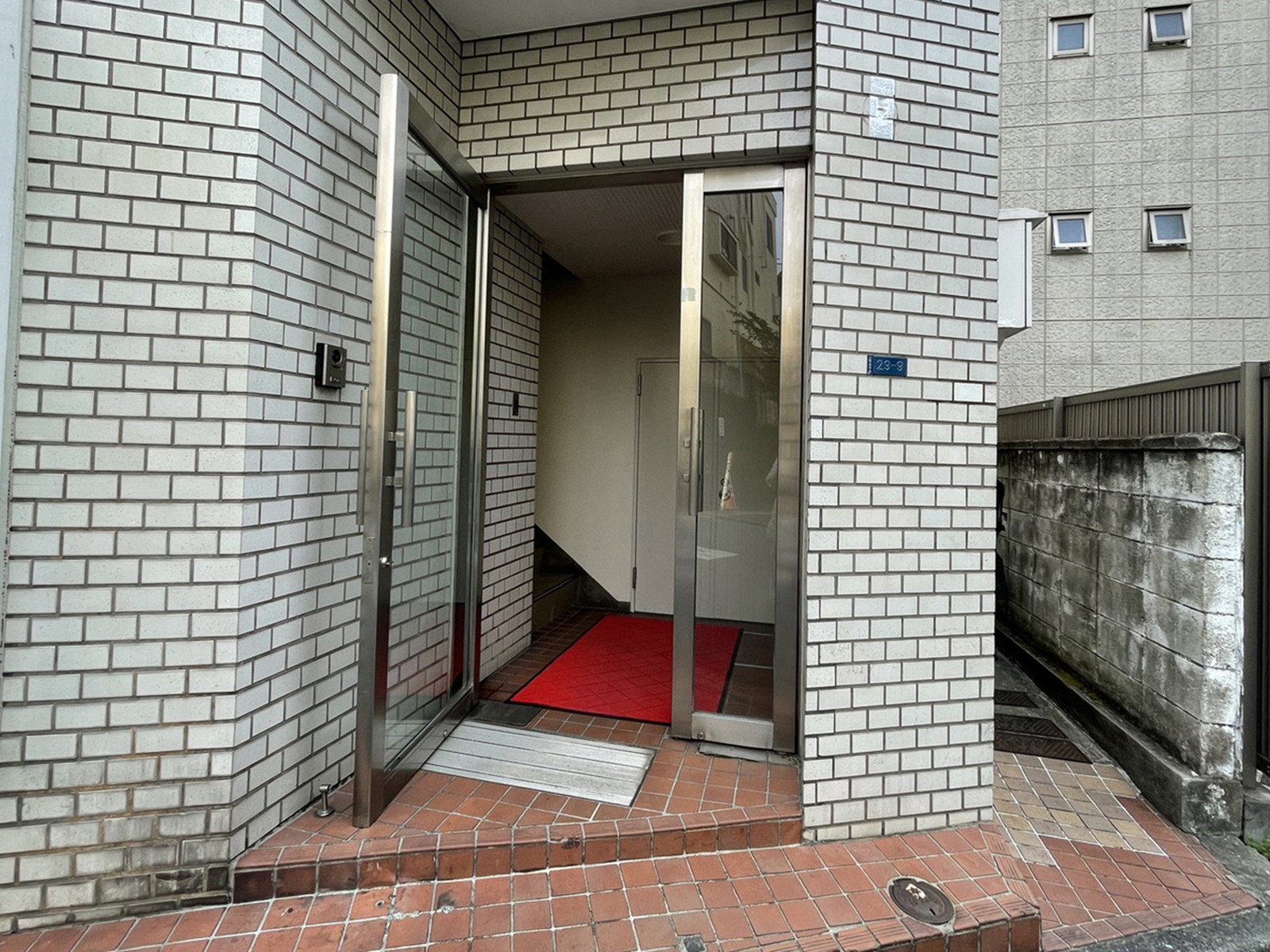 オフィスビル出入口