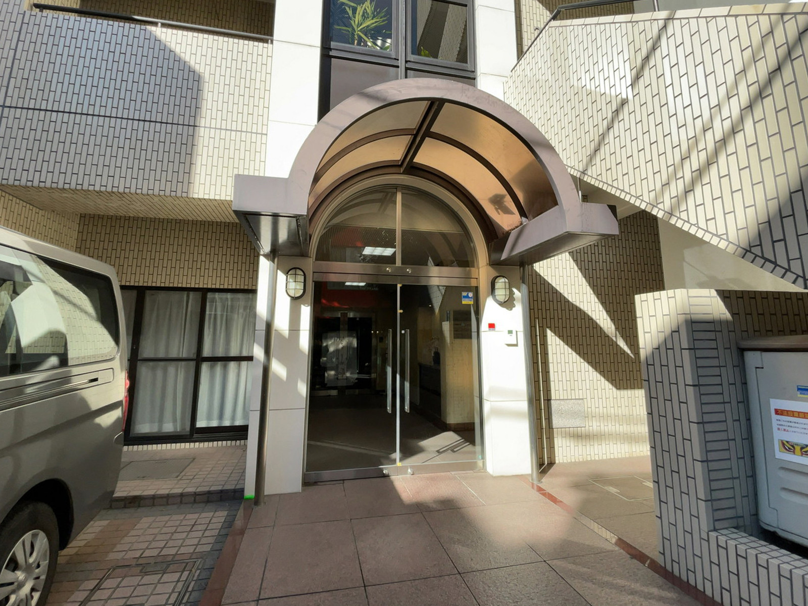 オフィスビル出入口