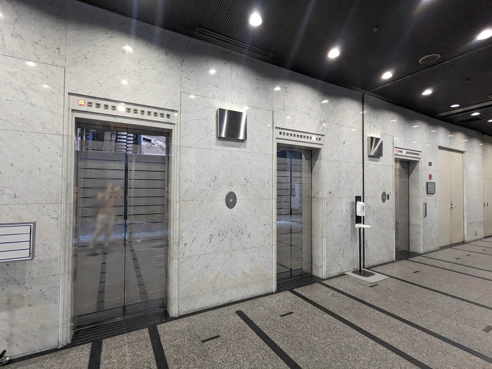 エレベーター(3基)
