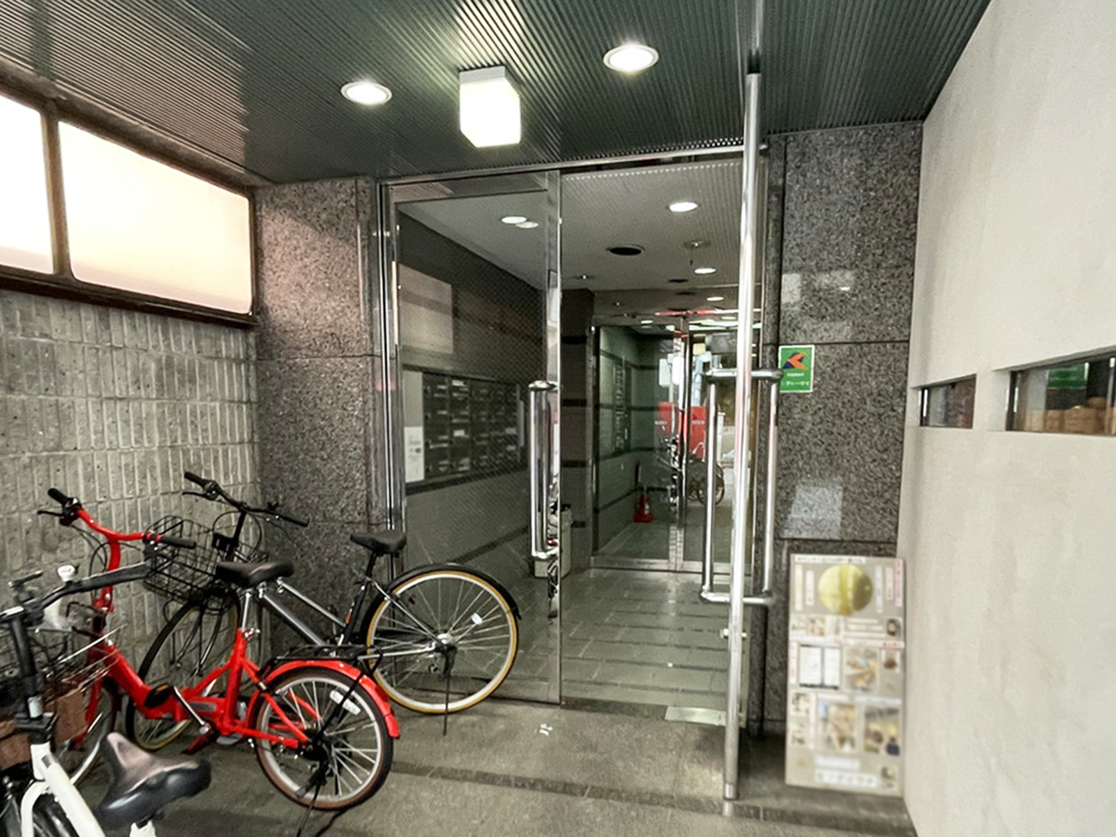 オフィスビル出入口