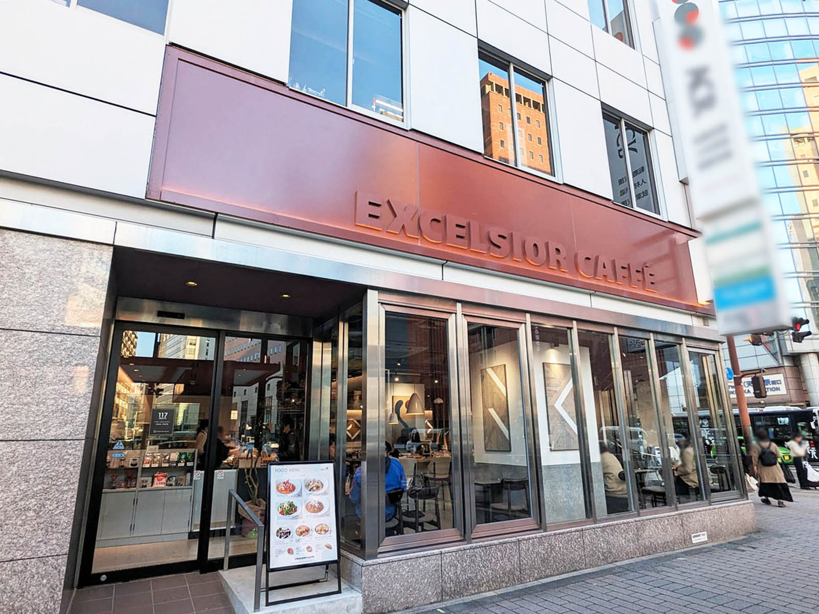 1階のエクセルシオール カフェ バリスタ天神渡辺通り4丁目店