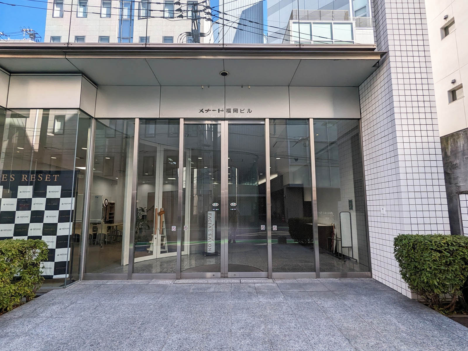 オフィスビル出入口