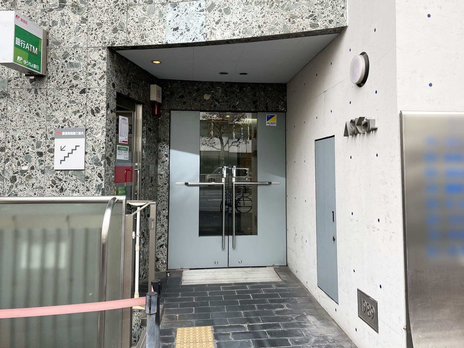 オフィスビル出入口