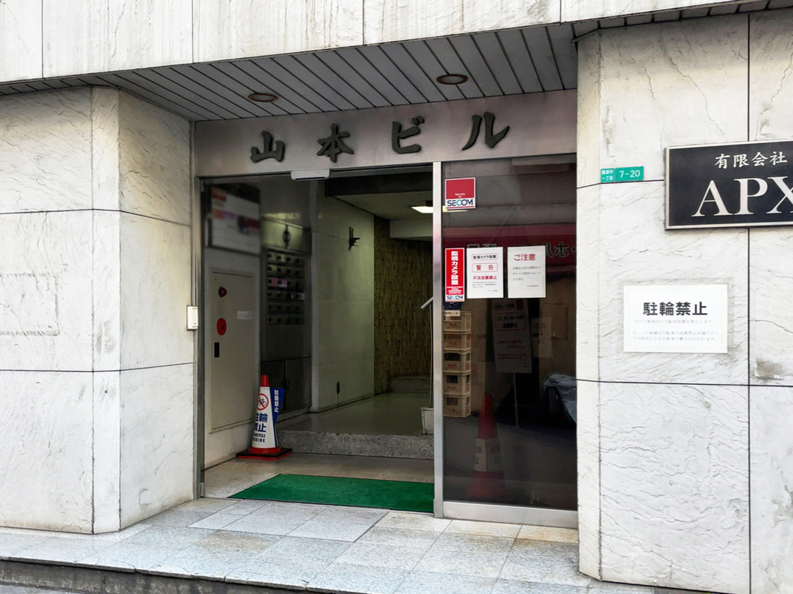 オフィスビル出入口